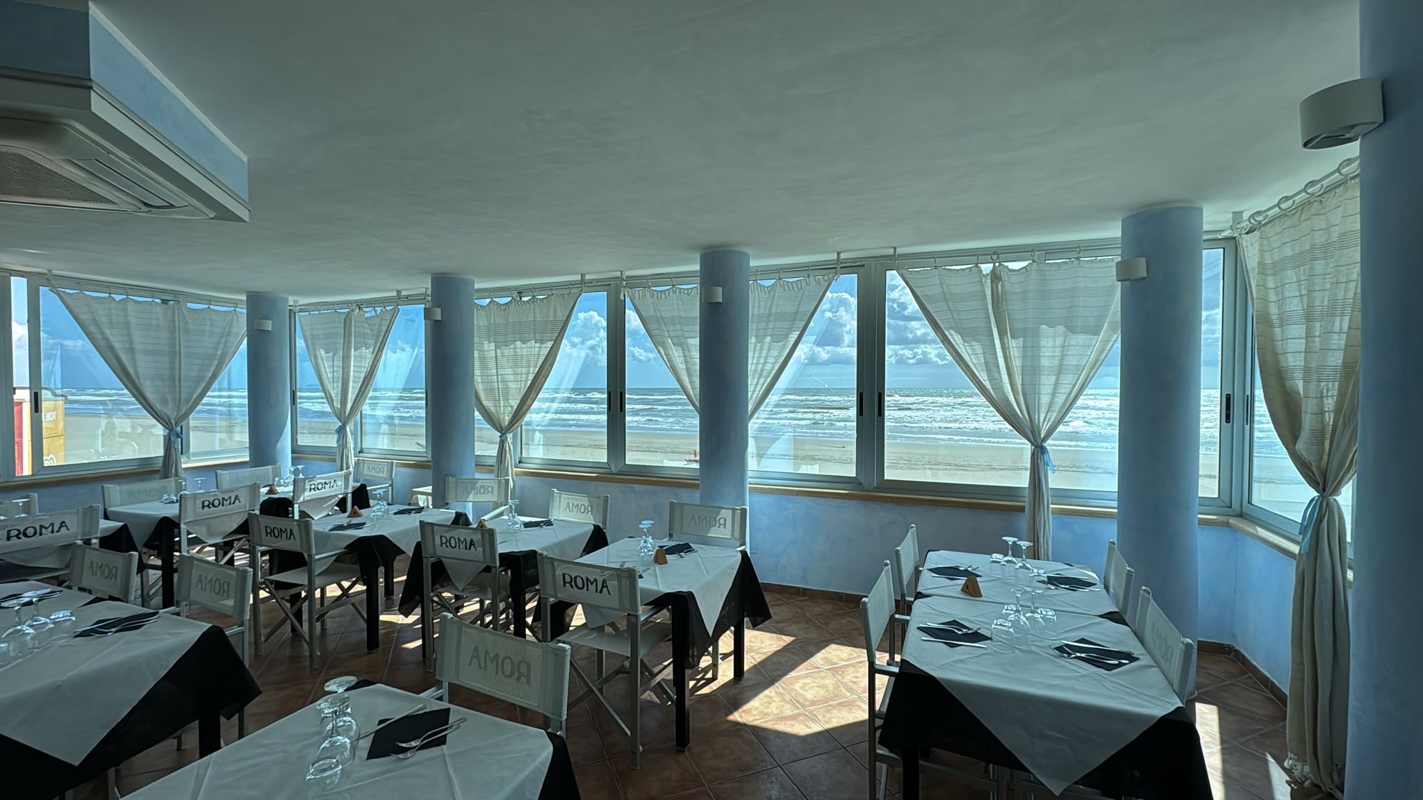 Ristorante con vista mare